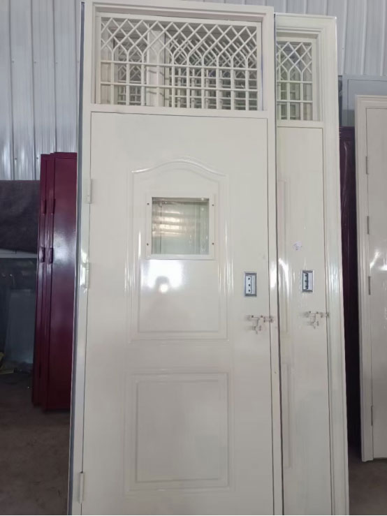 军垦路街道学校教室门