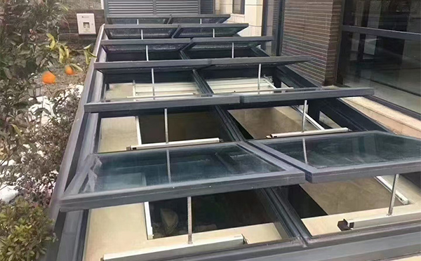 某轨道交通车辆维修车间军垦路街道排烟窗应用